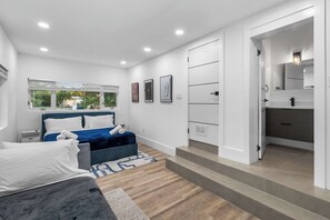 6 habitaciones, tabla de planchar con plancha, cuna de viaje y wifi 