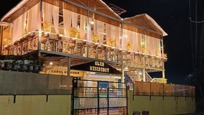 Un edificio a due piani con un cartello che riporta la scritta "GLEN RESIDENCY".