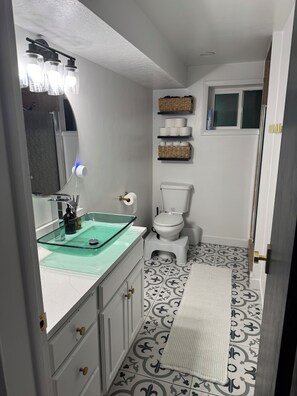 Shower, hair dryer, towels, soap - Spacious & Very comfortable 3bed & 1 Bath Basement Apartment in Taylorsville (Taylorsville)