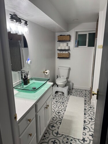 Spacious & Very comfortable 3bed & 1 Bath Basement Apartment in Taylorsville