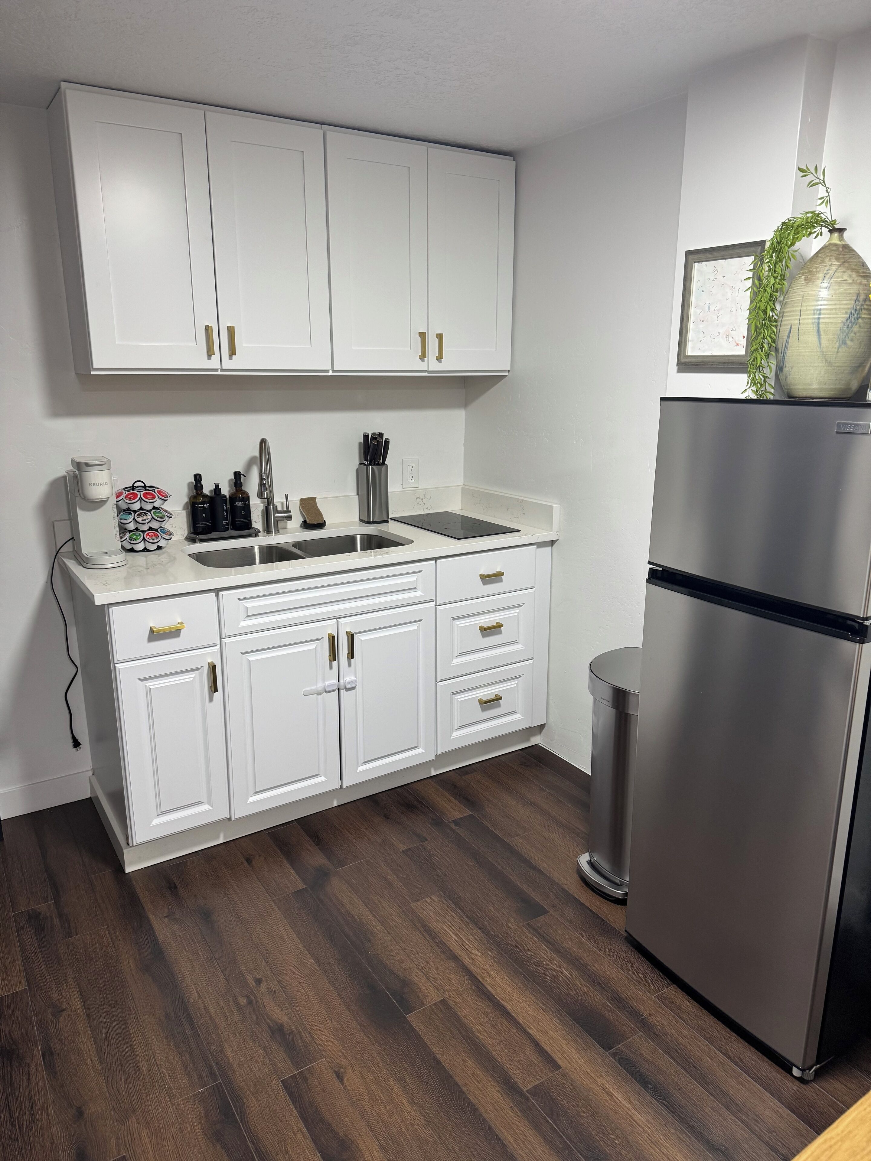 Fridge, microwave, stovetop, coffee/tea maker