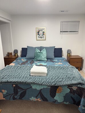 3 habitaciones, escritorio y tabla de planchar con plancha 