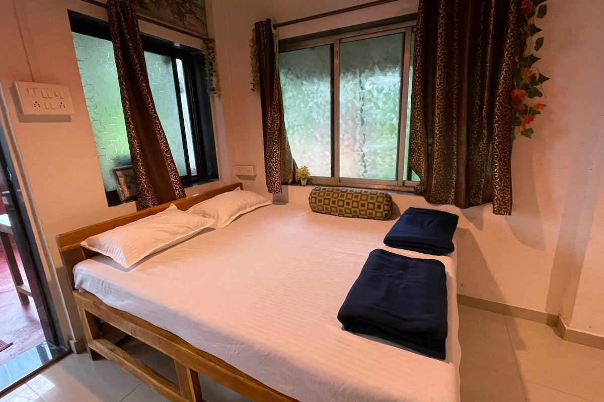 Standard Room, Garden View | Dilengkapkan perabot secara berasingan, ruang kerja komputer riba