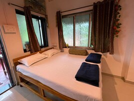 Muebles diferentes, espacio para trabajar con laptop y ropa de cama 