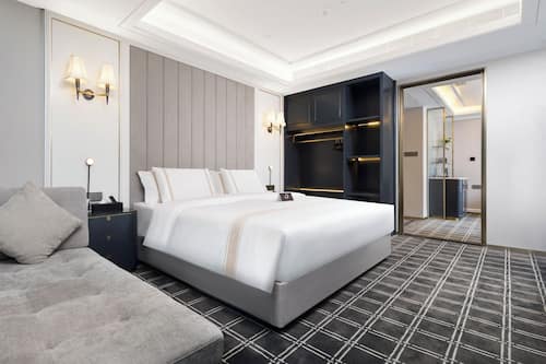 Hypo-allergenic bedding, laptop workspace, free WiFi, bed sheets