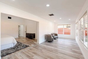 6 quartos, escrivaninha, ferros/tábuas de passar roupa