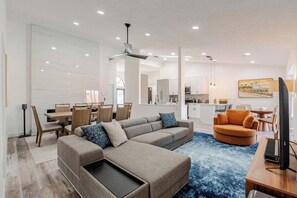 Smart-TV, Kamin, Arbeitsbereiche
