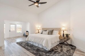 6 slaapkamers, een bureau, een strijkplank/strijkijzer, gratis wifi