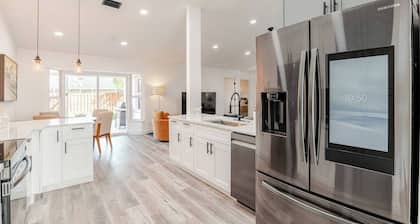 Luxurious 6-bedroom house with Heated Pool & Patio minutes from WEF.