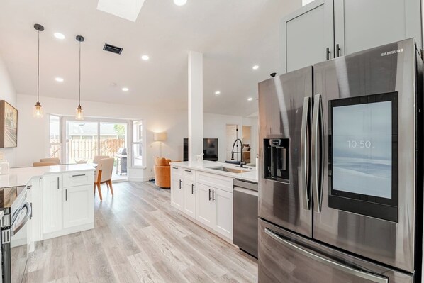 Refrigerador, microondas, horno y parrilla de estufa 