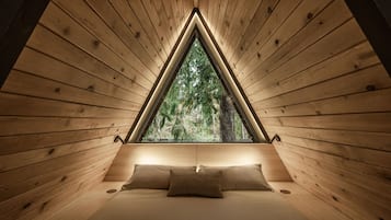 1 quarto, ferros/tábuas de passar roupa, berço de viagem