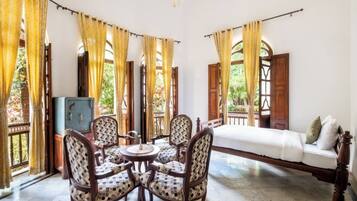 Traditionele tweepersoonskamer, niet-roken, uitzicht op park | Een strijkplank/strijkijzer, gratis wifi