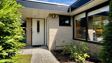 House | Meja sambut tetamu