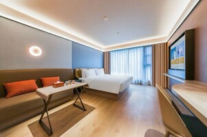 Espacio para trabajar con laptop y cortinas blackout 