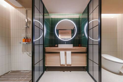 Een douche, gratis toiletartikelen, een haardroger, pantoffels