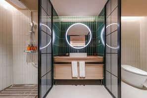 Shower, free toiletries, hair dryer, slippers - Orange Hotel Guilin Yangshuo West Street Branch (Guilin)