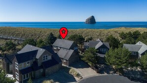 A residential area with houses, a beach, and a rocky outcrop. - Seahorse -Steps to beach, 3 bed, bikes, fireplace. (Pacific City)
