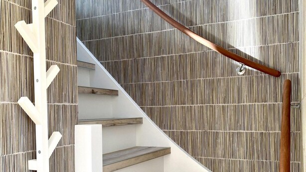 Un escalier avec des marches en bois et une rampe métallique.