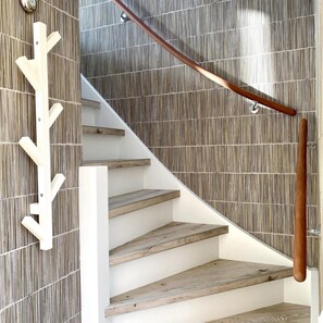 Un escalier avec des marches en bois et une rampe métallique.