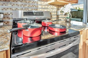 Een koelkast, een magnetron, een oven, een kookplaat