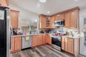 Fridge, microwave, oven, stovetop - Spacious 4-bedroom house in enchanting San Jose with AC, WiFi, washer and dryers (San Jose)