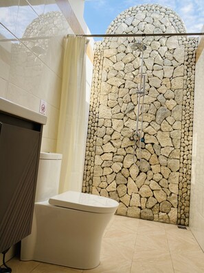 Quarto casal luxo | Banheiro | Chuveiro, produtos de toalete grátis, secador de cabelo 