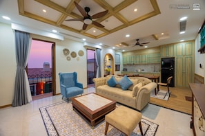 Suite familiar | Cuina privada | Frigorífic petit i tovallons de paper