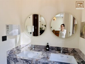 Produtos de toalete de grife, secador de cabelo, roupões de banho 