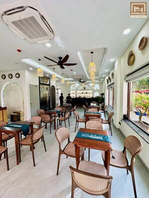 Frigobar, escrivaninha, Wi-Fi de cortesia, roupa de cama