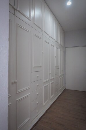 Comfort Apartment | Wardrobe