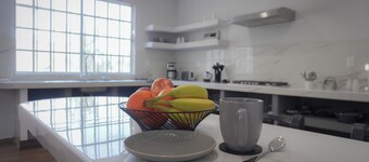 モダン フラット ウィズ 2 ベッドルームズ ニア シー