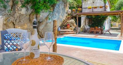 Farmhouse by the River In algarinejo