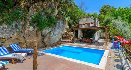 Farmhouse by the River In algarinejo