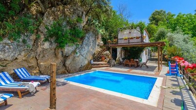 Farmhouse by the River In	algarinejo