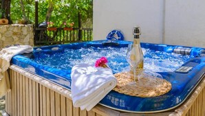 Outdoor spa tub - Farmhouse by the River In	algarinejo (Algarinejo)