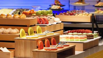 Daily buffet breakfast (CNY 68 per person)