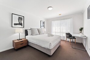 4 Schlafzimmer, Schreibtisch, Bügeleisen/Bügelbrett, WLAN