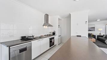 Geladeira, micro-ondas, fogão, cooktop