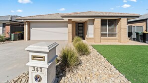 A single-story house with a garage, a front door, and a mailbox. - Large stylish home in Bendigo, perfect for families, close to sporting precinct  (Jackass Flat)