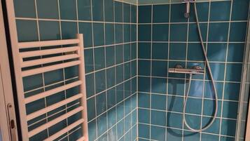 SĂšche-cheveux, serviettes fournies, savon, papier toilette