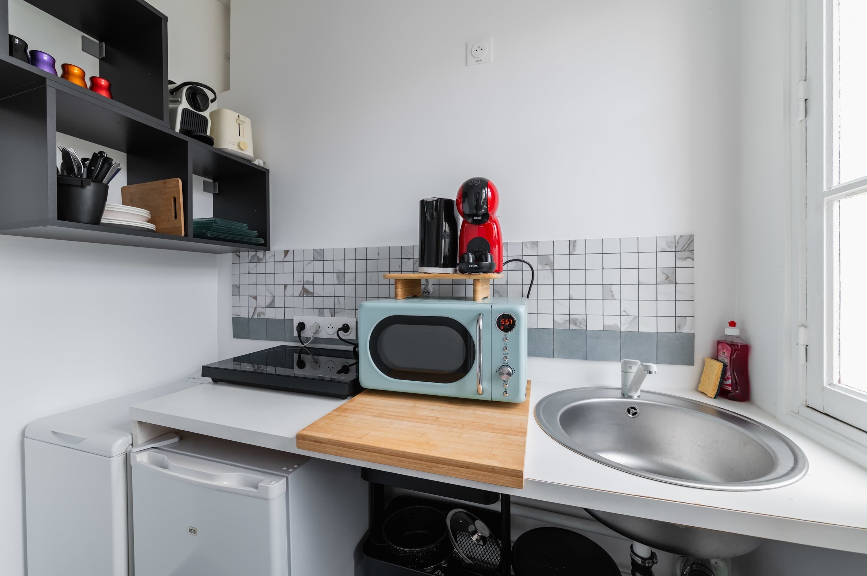 Kjøleskap, mikrobølgeovn, kokeplater og kaffetrakter/tekoker