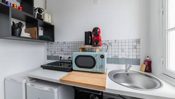 Kjøleskap, mikrobølgeovn, kokeplater og kaffetrakter/tekoker