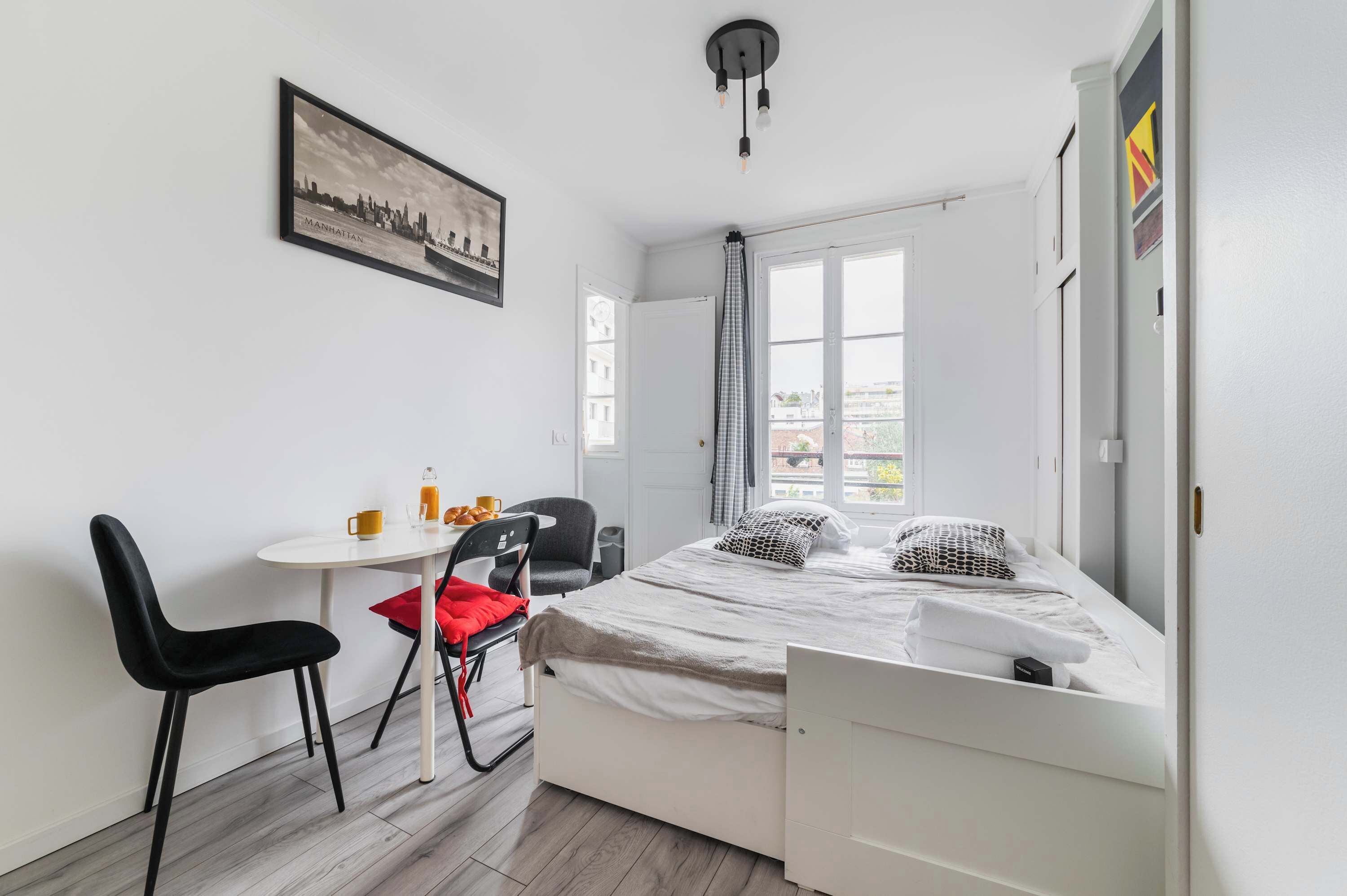 Iron/ironing board, bed sheets