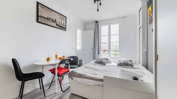 Iron/ironing board, bed sheets