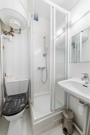 Regadera, secadora de cabello, toallas 