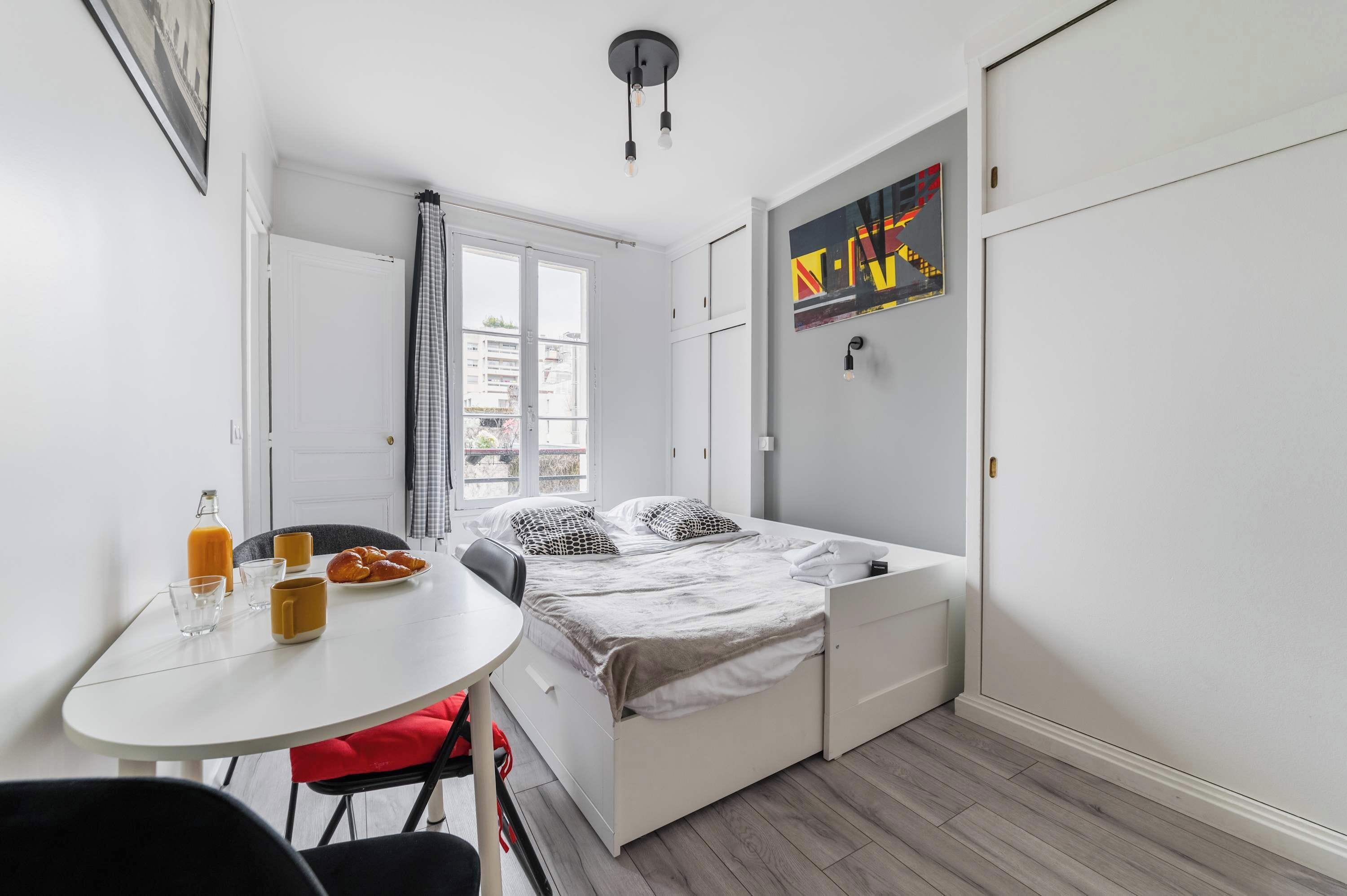 Iron/ironing board, bed sheets