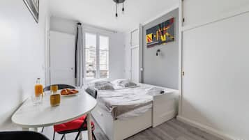 Iron/ironing board, bed sheets