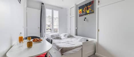 Iron/ironing board, bed sheets
