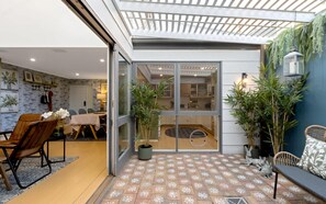 Outdoor dining - Courtyard Home In Historic Port Adelaide (Port Adelaide)