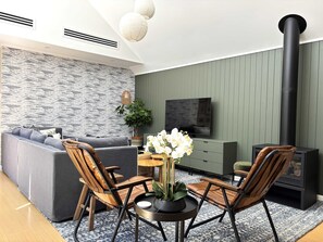 Tv, eldstad och kontor